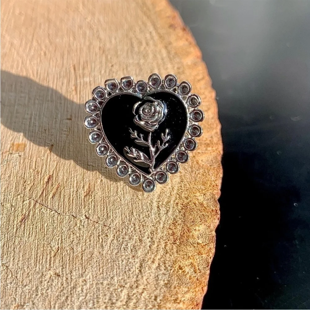Vintage Styled Heart Shaped Rose Black Grunge Punk Statememt Floral Ring Size 9 - Picture 9 of 10
